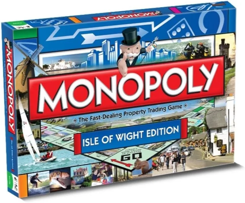 Winning Moves Isle of Wight Monopoly-Brettspiel, Advance to Port St Mary, Tynwald Hill oder TT Grandstand und tausche deinen Weg zum Erfolg, 2–6 Spieler sind ein tolles Geschenk für Kinder ab 8 Jahren