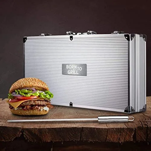 Smyla Grillkoffer Personalisiert mit Gravur I ‎Born to Grill I ‎Grillzubehör 30-teilig Personalisiert mit Grillzange, Spießen, Steakmesser I Geschenkidee Vater Geschenke für Männer
